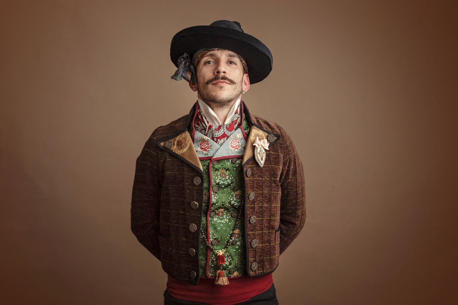 Traje de fallero a medida de Sergio Esteve, indumentaria valenciana de hombre en Torrent
